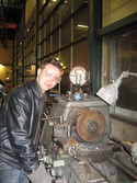 Johan is turnlathing the wheel to the wood hacker.