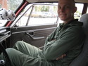 Martin väntar i bilen på Bilprovningens parkering i Falun